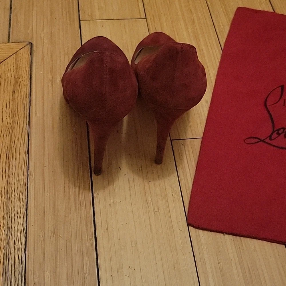 Christian Louboutin Burgundy Suede Round-Toe Pumps Size 39 Fits Size 8 The Best - Picture 3 of 8